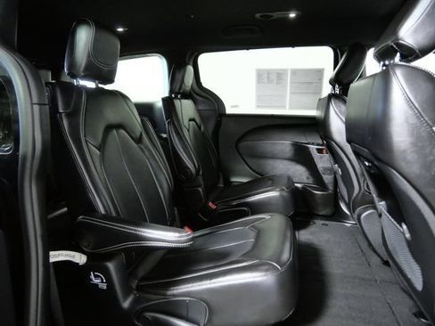 Used 2025 Chrysler Pacifica Select FWD image 12