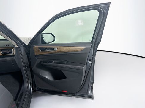 Used 2025 Volkswagen Atlas SE image 36