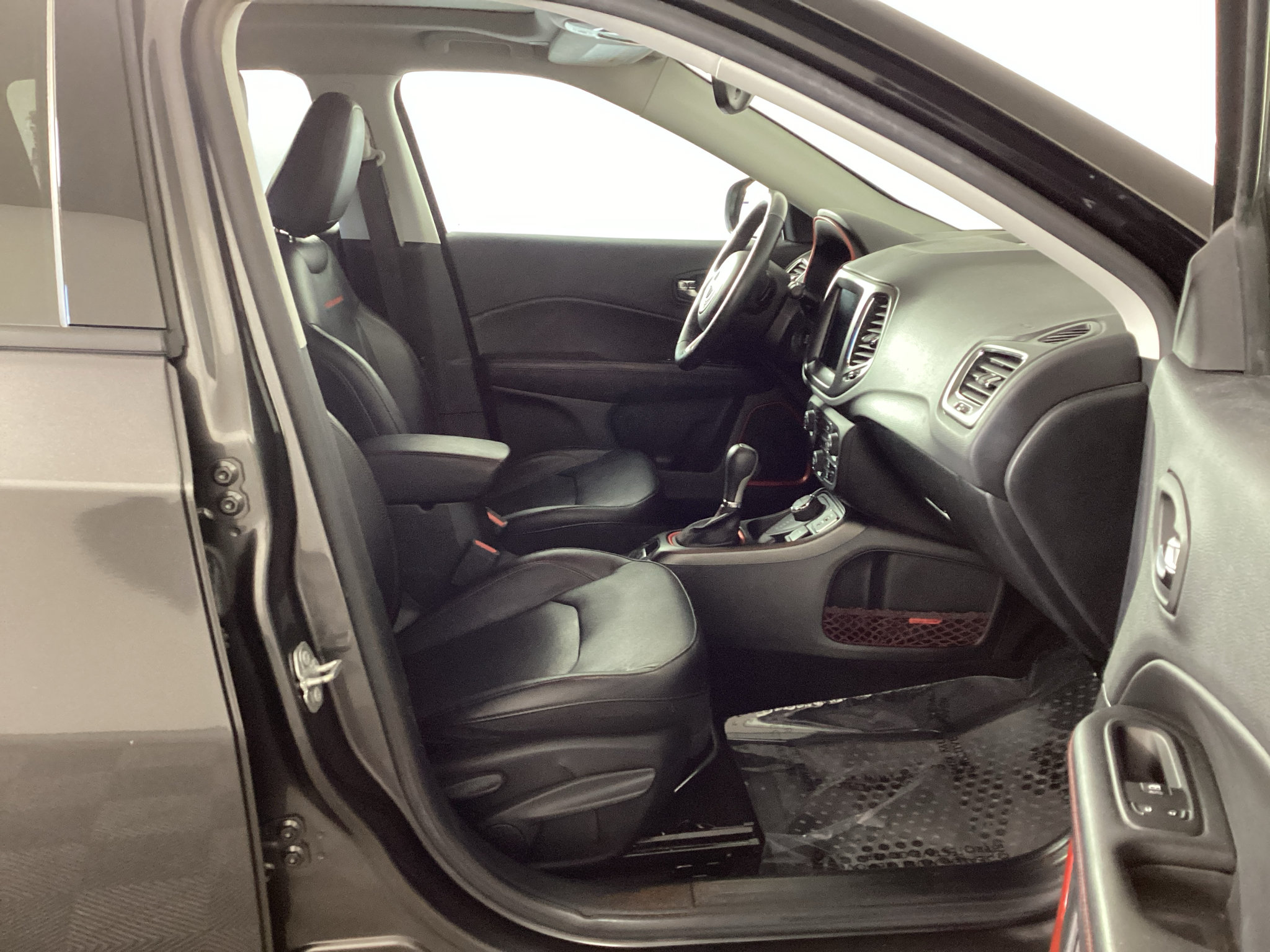 Used 2018 Jeep Compass Trailhawk w/ Leather Interior Group AWD/4WD image 9