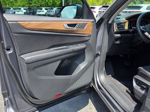 Used 2024 Volkswagen Atlas SE FWD image 19