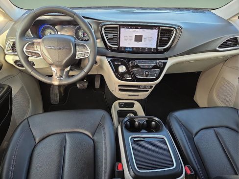 Used 2024 Chrysler Pacifica Touring-L image 12