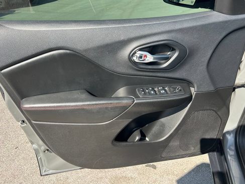 Used 2019 Jeep Cherokee Trailhawk w/ Cold Weather Group AWD/4WD image 20