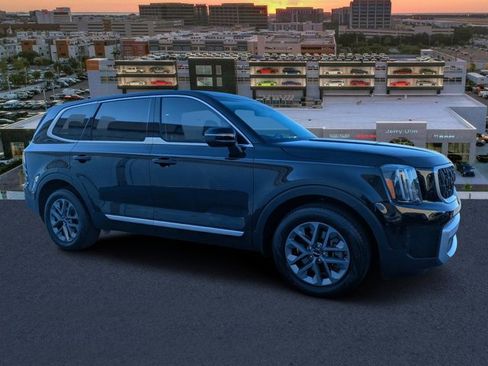 Used 2024 Kia Telluride LX image 1