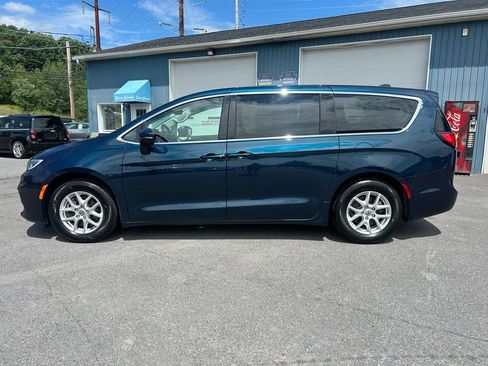 Used 2023 Chrysler Pacifica Touring-L FWD image 2