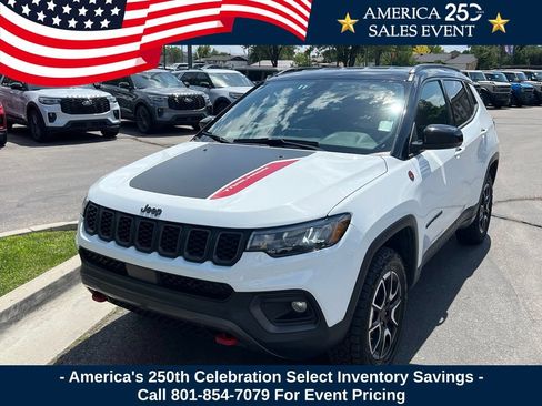 Used 2025 Jeep Compass Trailhawk AWD/4WD image 2