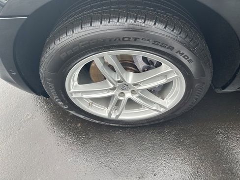 Used 2022 Porsche Macan Base image 25