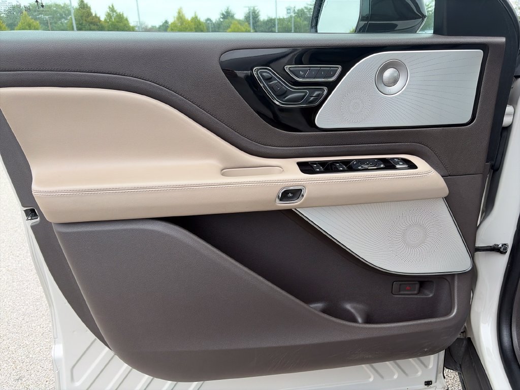Used 2023 Lincoln Aviator Reserve w/ Equipment Group 201A AWD/4WD image 13