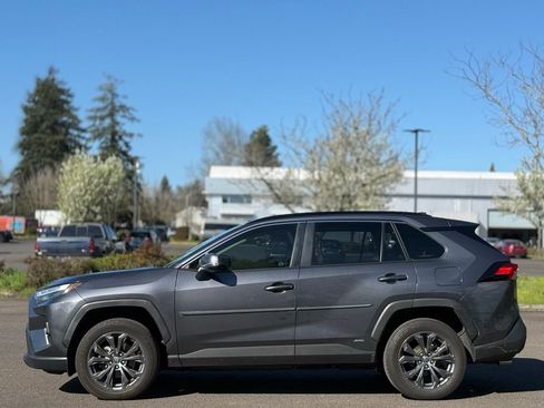 Used 2022 Toyota RAV4 XLE Premium image 2