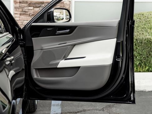 Used 2019 Jaguar XE Premium image 24