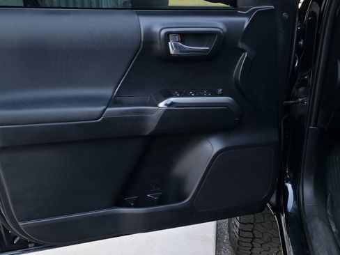 Used 2020 Toyota Tacoma TRD Sport image 10