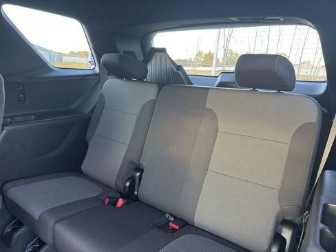 Used 2023 Chevrolet Traverse LT image 35