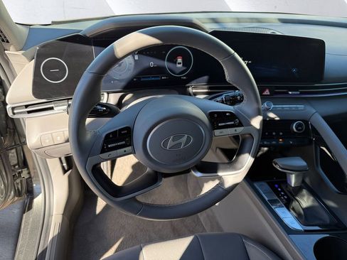 Used 2025 Hyundai Elantra SEL w/ Cargo Package image 9