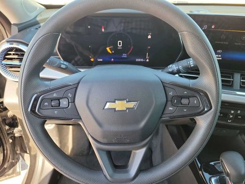 Used 2025 Chevrolet Trax LT FWD image 19