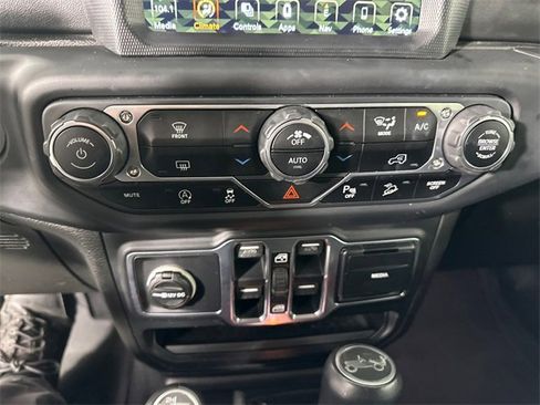 Used 2018 Jeep Wrangler Unlimited Sahara image 32