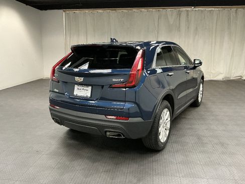 Used 2019 Cadillac XT4 Luxury w/ Cold Weather Package FWD image 5