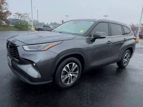 Used 2023 Toyota Highlander XLE image 4