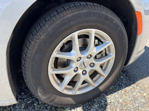 Used 2024 Chrysler Pacifica Touring-L image 8