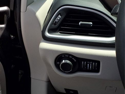 Used 2023 Chrysler Voyager LX FWD image 10