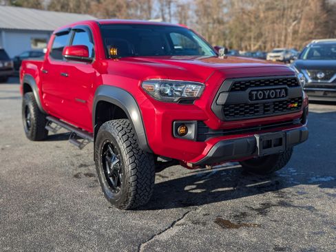Used 2017 Toyota Tacoma SR image 12