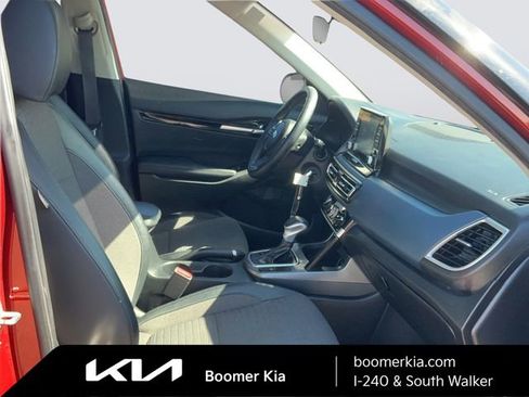 Certified 2021 Kia Seltos S image 11