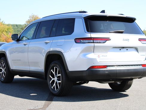 Used 2023 Jeep Grand Cherokee L Limited AWD/4WD image 9