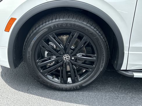 Used 2022 Volkswagen Tiguan SE R-Line FWD image 11