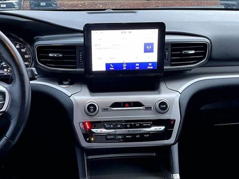 Used 2022 Ford Explorer XLT w/ Equipment Group 202A image 16