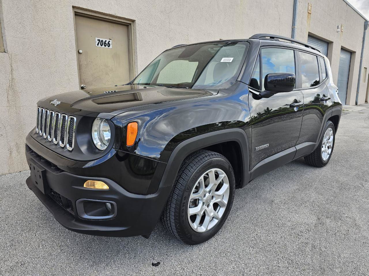 Used 2015 Jeep Renegade Latitude FWD image 5
