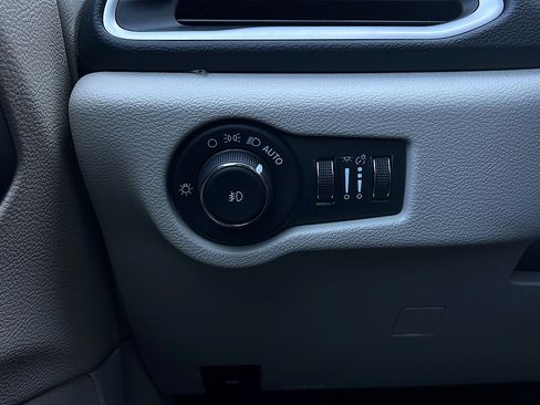 Used 2023 Chrysler Pacifica Touring-L FWD image 20