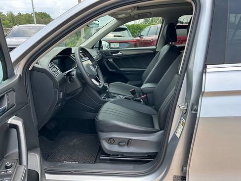 Used 2023 Volkswagen Tiguan SE w/ Panoramic Sunroof Package FWD image 16