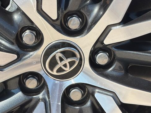Used 2023 Toyota Camry XLE FWD image 11