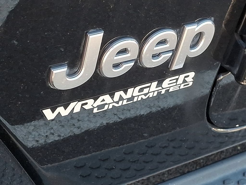 Used 2018 Jeep Wrangler Unlimited Sahara AWD/4WD image 9