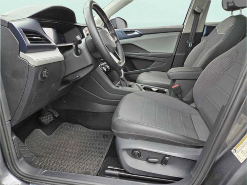 Used 2024 Volkswagen Taos SE w/ Panoramic Sunroof Package image 12