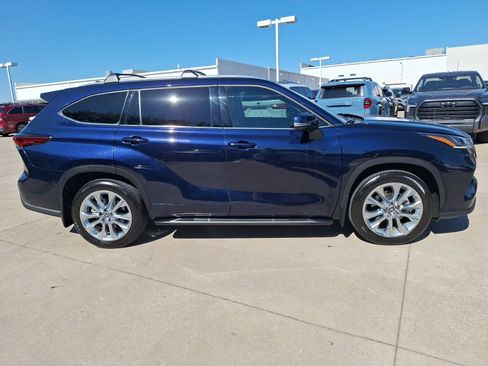 Used 2023 Toyota Highlander Limited FWD image 7