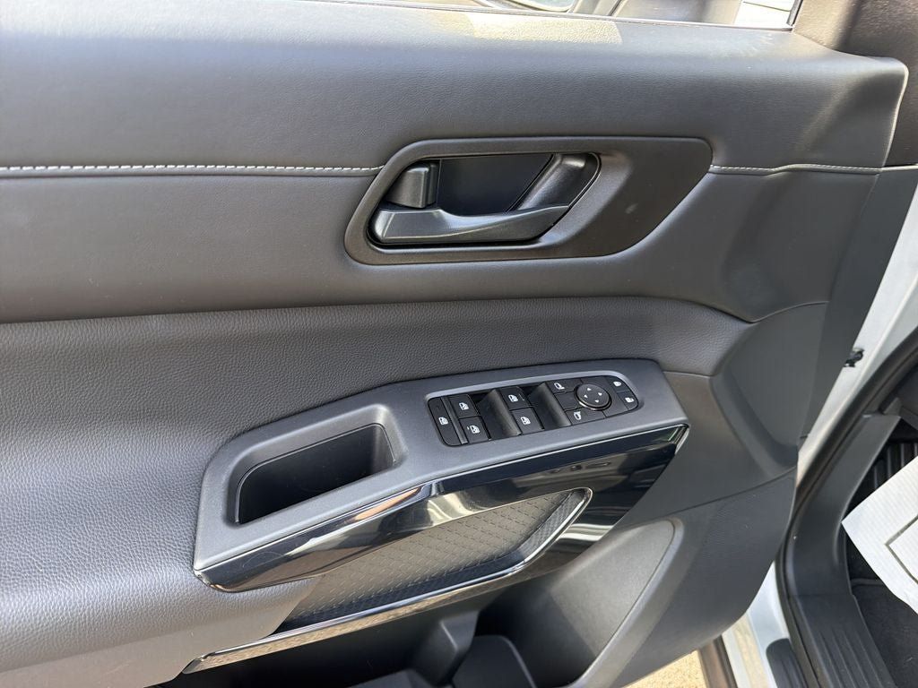 Used 2025 Nissan Pathfinder SV AWD/4WD image 15