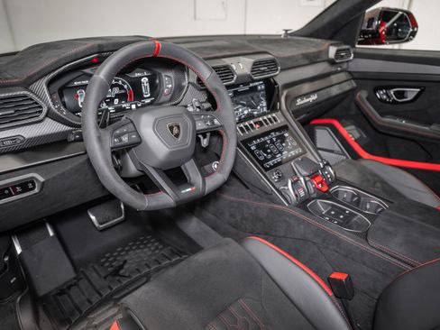Used 2024 Lamborghini Urus Performante AWD/4WD image 17