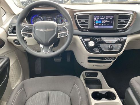 Used 2023 Chrysler Voyager LX image 9