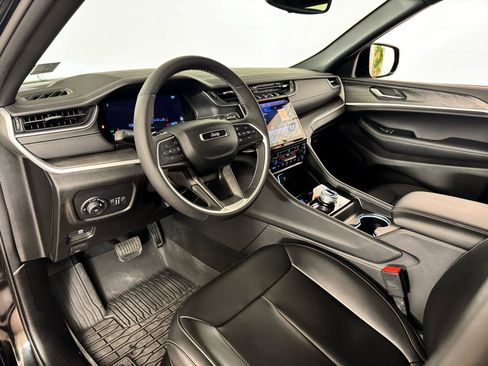 Used 2024 Jeep Grand Cherokee Limited image 11