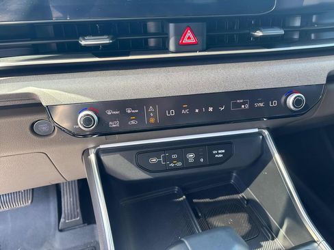 Used 2025 Kia Carnival EX image 60