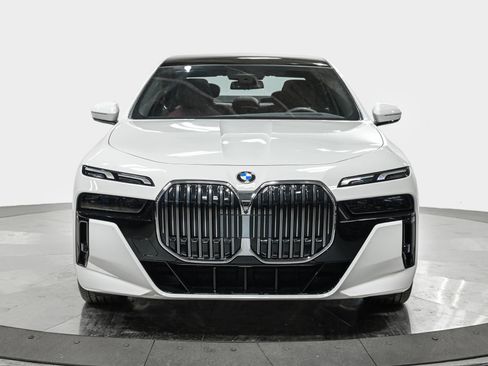 Used 2025 BMW 740i xDrive w/ Premium Package AWD/4WD image 10
