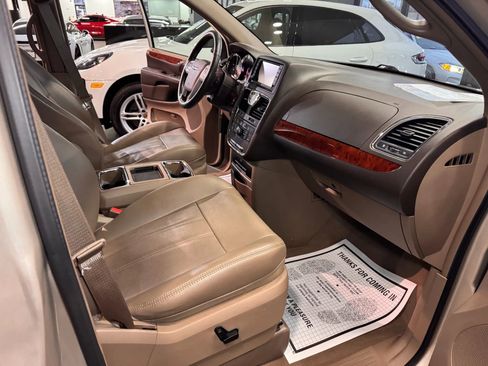 Used 2014 Chrysler Town & Country Touring-L w/ Driver Convenience Group image 11