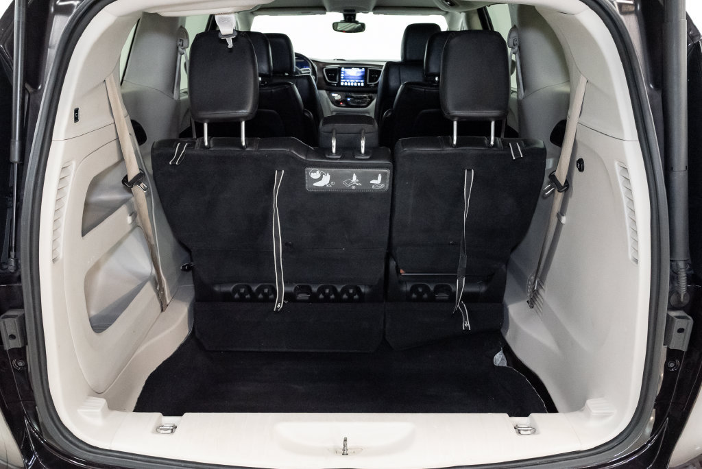 Used 2017 Chrysler Pacifica Touring-L FWD image 30