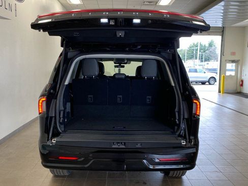 New 2026 Lincoln Navigator Premiere AWD/4WD image 9