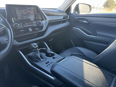 Used 2022 Toyota Highlander XLE image 22