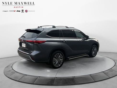 Used 2022 Toyota Highlander Platinum image 16