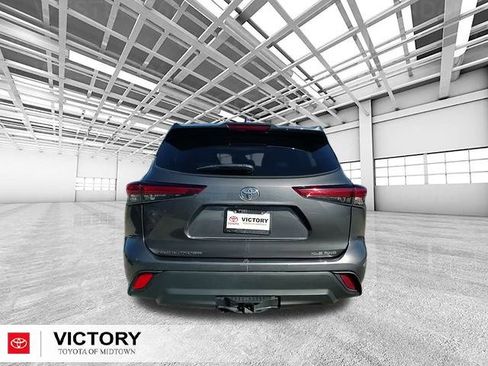 Used 2023 Toyota Highlander XLE image 4