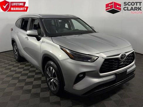 Used 2022 Toyota Highlander XLE image 1