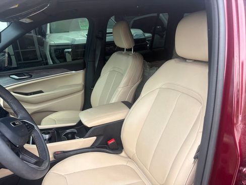 Used 2025 Jeep Grand Cherokee Limited w/ Luxury Tech Group II AWD/4WD image 12