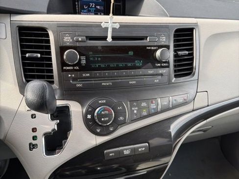 Used 2013 Toyota Sienna LE image 2