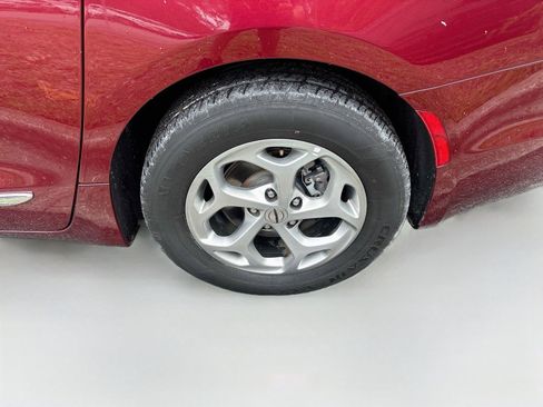 Used 2023 Chrysler Pacifica Limited FWD image 32